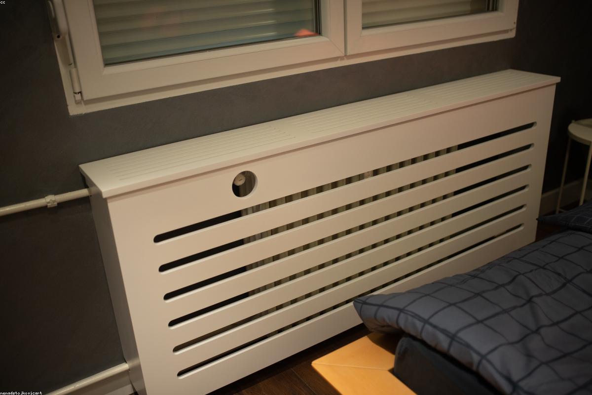 Radiateur à inertie installé le long d'un mur dans une pièce à vivre